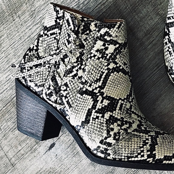 Mata Boho Python Snake Animal Print Heeled Bootie - Picture 2 of 9